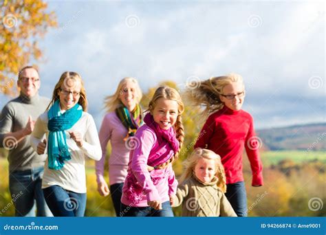 familie machen einen spaziergang im herbstwald stockfoto bild von mädchen freundschaft 94266874