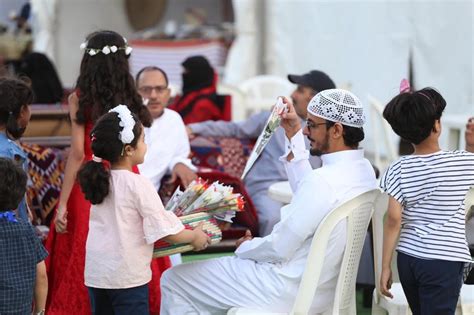 وسام البادية تستقبل زوار حديقة الفراشة بالمندق بالورود صحيفة المناطق السعودية