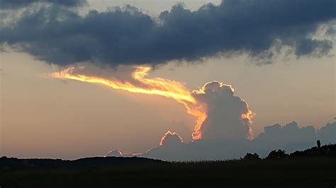 Unusual Cloud Looks Like A Huge Dragon Breathing Fire Into The Sky Globalist News Globalist