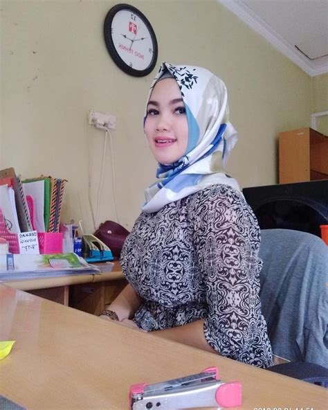 jilbab nakal pamer dada montok dan hot cewek toge cantik hot