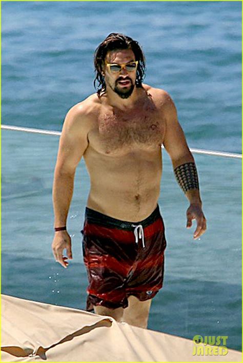 Game Of Thrones Jason Momoa Shows Off His Shirtless Aquaman Body