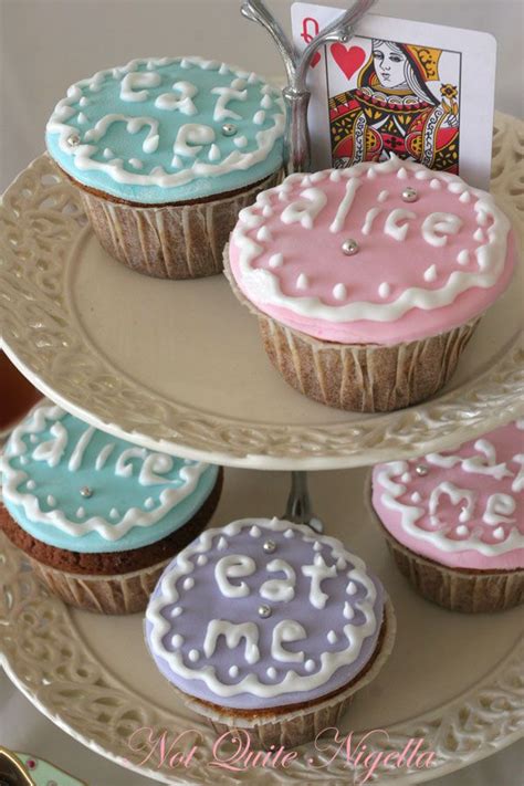 These are completely adorable, perfect for a mad hatter's tea party. Alice In Wonderland Mad Hatter's Tea Party Cupcakes @ Not Quite Nigella