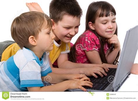Niños Que Juegan En La Computadora Portátil Foto De Archivo Imagen