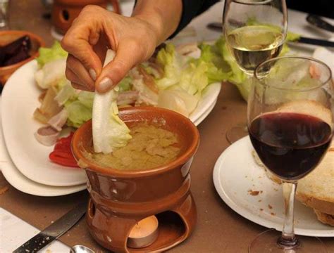 Vi spieghiamo come si prepara la bagna cauda secondo quella versione. La ricetta della bagna cauda - Bagna Cauda Day