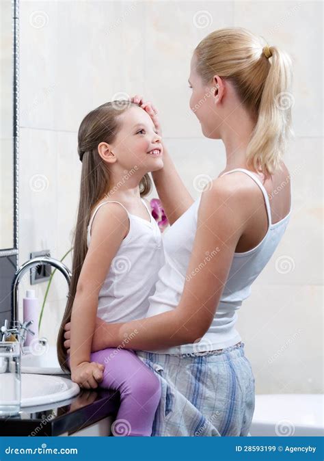 Mother And Daughter Shower Together Youtube