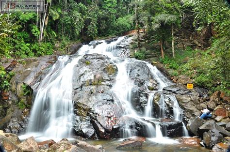 Antara tempat menarik yang boleh dilawati sekiranya berkunjung ke kota tinggi ialah air terjun kota tinggi yang terletak lebih kurang 16 km dari bandar kota tinggi. jbsnaper: AIR TERJUN,KOTA TINGGI JOHOR.