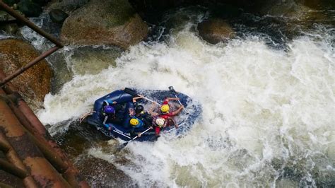 Rafting & safety equipment (life jacket, helmet, paddle, shoes & raft). Kedah | Meredah jeram @ White water rafting di Sungai Sedim