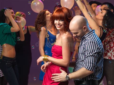 Danse Sexy De Couples Flirtant Dans La Boîte De Nuit Image Stock