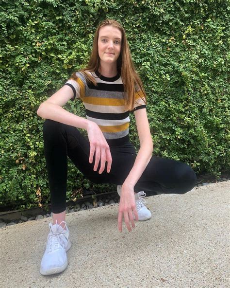 Как живет и выглядит 17 летняя девушка с самыми длинными ногами в мире Рамблерженский