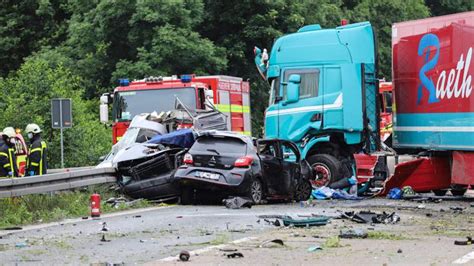 Zwei Tote Und Mehrere Schwerverletzte Bei Lkw Unfall Auf A2