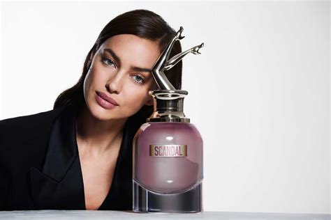 The juice is a feminine, intimate, powdery pink. Scandal A Paris Jean Paul Gaultier Parfum - ein neues ...