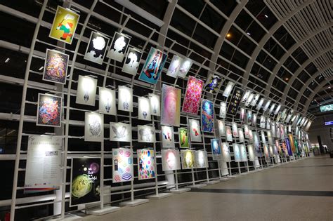 博物館 museum 大樓🏗️，這個網站也正在持續發展，不斷邁向圓滿完善，並為公眾提供日益豐富的數碼體驗。 你可在此探索本館 藏品 collections 🖼️，並閱讀m+的 故事 stories ，了解我們的研究和活動📚，相關資訊將不斷更新。 「香港文化博物館國際海報藏品精選」展覽 - 文物修復辦事處