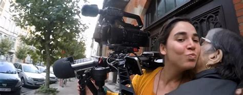 Lidewij nuitten (lier, 28 februari 1992) is een belgische documentairemaakster. Journalistiek-alumna Lidewij Nuitten wint VRT-diversiteitstrofee | Erasmushogeschool Brussel