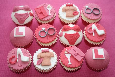 Pin By Tanya Maslova On Things I Make Hen Party Cupcakes Bachelorette Party Cake