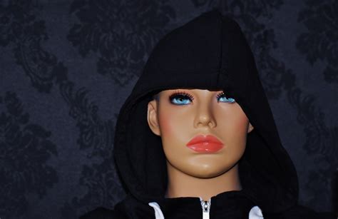 무료 이미지 여자 모델 모자 어둠 유행 의류 검은 장난감 후드 푸른 눈 마네킹 인형 코 신비한 캡