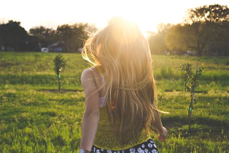 картинки трава девушка поле фотография луг Солнечный лучик цветок Бег Ребенок Рыжих