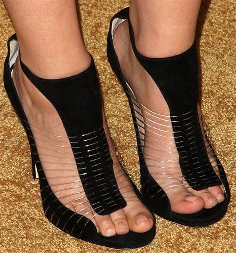 Elizabeth Banks And Ginnifer Goodwins Feet In Wire Strap Sandals
