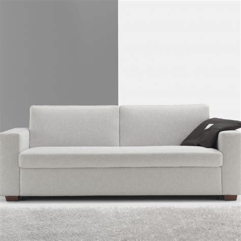 Prestige è un divano classico che si contraddistingue per i dettagli del design e la tecnologia dei materiali utilizzati. Divani Ecilogici : Divani Ecilogici / Poco Spazio La ...