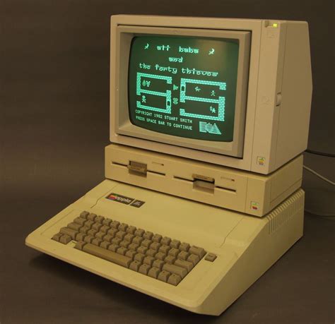 Vintage Apple Iie Portable Computer System And Ton Of Sw Portable