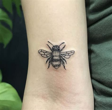 Bee Tattoo Tukoi On Instagram Tattoos Bee Tattoo Body