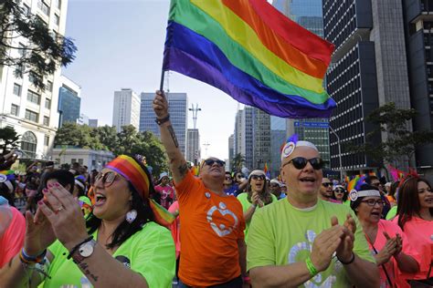 Enorme Desfile Del Orgullo Gay Recorre São Paulo