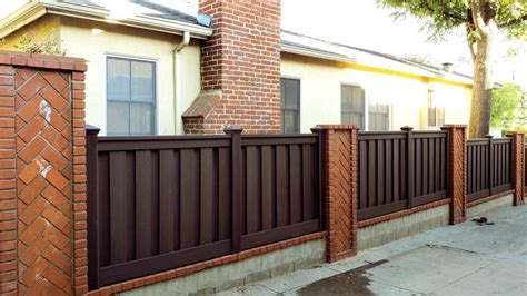 Trex Fence Mounted Between Brick Columns Trex Fencing Fds