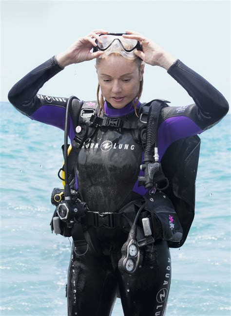 Pin By Paul Chang On Modern Diving 1 Scuba Girl Wetsuit Scuba Girl