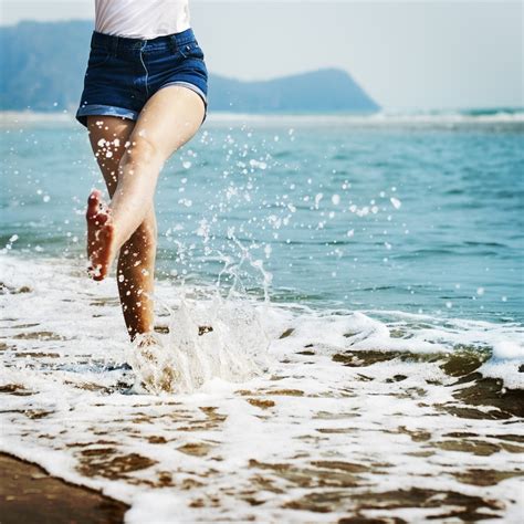 图片素材 海滩 砂 天空 女孩 支撑 波 夏季 假期 旅行 探索 海岸线 娱乐 海滨 腿 放松 旅程 脚丫