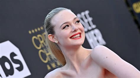 Velvet Celeb Durván leégett Elle Fanning a Demóna filmek sztárja