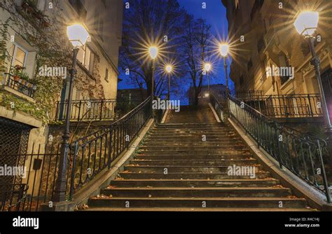 Escaliers Au Montmartre La Nuit Banque De Photographies Et Dimages à