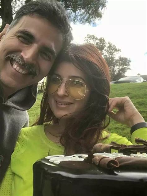 akshay kumar and twinkle khanna show you how to twin a cold shoulder top