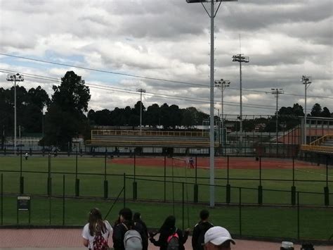 La cancha donde se practica este deporte debe de tener una superficie con forma de diamante con un lado redondeado y debe medir 18.3 metros de largo en cuanto a la línea de base se refiere. Cancha de Softbol | Canchas, Sóftbol