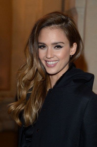 Jessica alba side swept dark bob hair. Wavy hair (With images) | Jessica alba hair, Thick hair styles