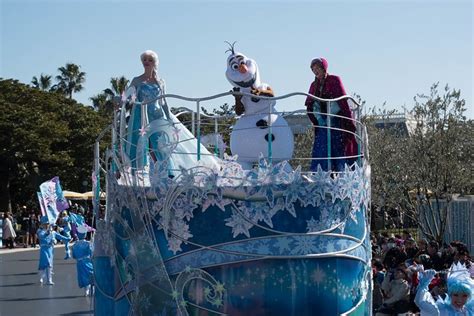 Anna And Elsa S Frozen Fantasy Event Debuts At Tokyo Disneyland With Parade Hotel Rooms