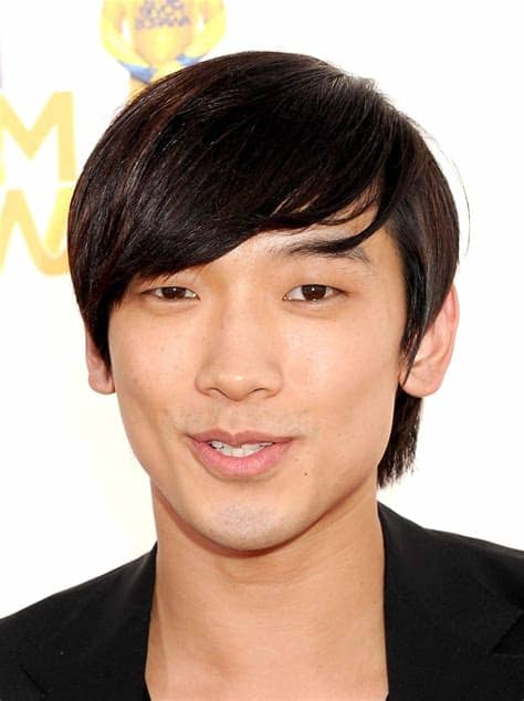 If you like the medium long haircut and want to try something that will highlight your youthful glow, this is a hair that can help you. Asian Men Hairstyles | Beautiful Hairstyles