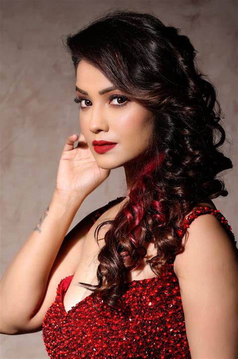 नागिन 2 में शेषा की भूमिका निभाने वाली अदा खान का आज है जन्मदिन medhaj news