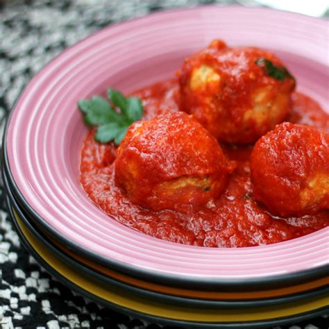 500g di ricotta pecorina fresca, 500g di passata di pomodoro, 200g di molleca di pane, 2 uova, una manciata di formaggio grattugiato, aglio, olio, sale. POLPETTE CON RICOTTA AL SUGO ricetta tipica calabrese