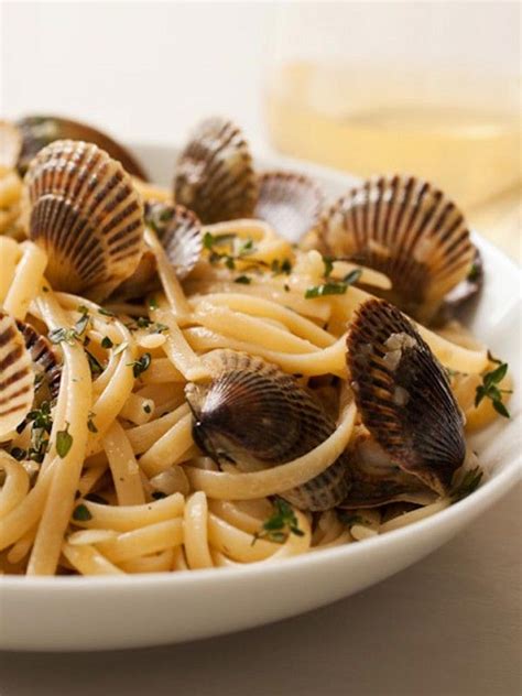 Linguine Vongole Traditional Linguine With Clams Steamed In White