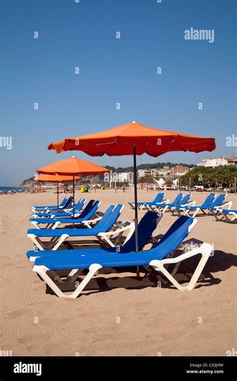 Sonnenschirm Und Liegebetten Am Strand Calella De La Costa Costa Del Maresme Katalonien