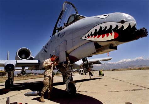 Why Does The A 10 Warhog Still Fly Just Check Out Its Cannon The