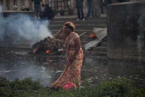 Nepal Earthquake Cremations Of Victims Begin Amid Aftershocks Photos