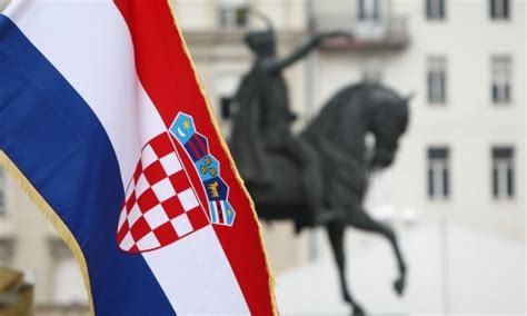 Zapaljena Hrvatska Zastava Postavljena Kod Spomenika Hvo A U Bosni