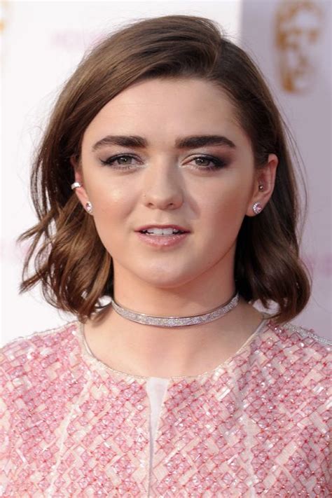 Maisie Williams Wavy Medium Brown Blunt Cut Bob Loose Waves Hairstyle