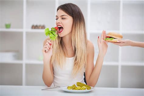Dieta Il Cibo Sano Essendo A Dieta Dimagrendo E Pesa Il Concetto Di