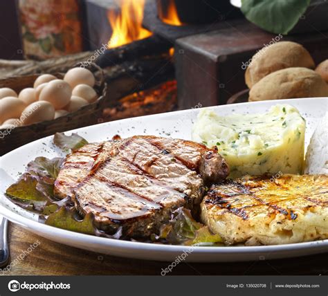 Você Esta Cozinhando Batatas E Fazendo Carne Grelhada