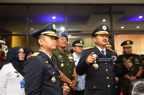Pantau Lalin Lewat Cctv Tmc Walikota Tegur Pengendara Yang Langgar