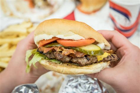 Jumbo termoslar, bıçaklar, süzgeçler ve daha birçok hazırlama gereci de marka bünyesinde kullanıcılara sunulur. Jumbo Burgers - blogTO - Toronto