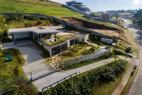 Contemporary House Makes Clever Use Of A Steep Slope With Nice Views