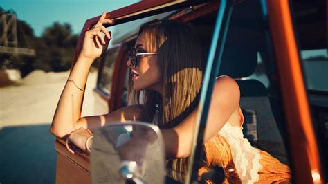 Wallpaper Women With Cars Depth Of Field Looking Away Sunglasses Sitting 2048x1152