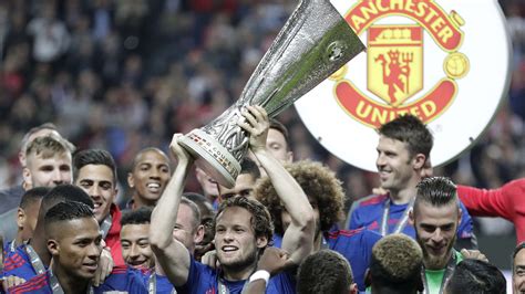 Enter a team or competition. Spieler von Manchester United widmen Europa-League-Pokal ...